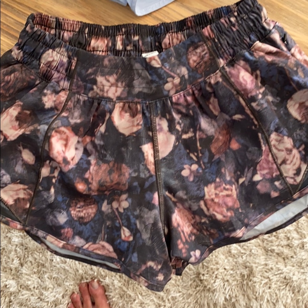 Lululemon shorts 4 regular 2.5 inseam